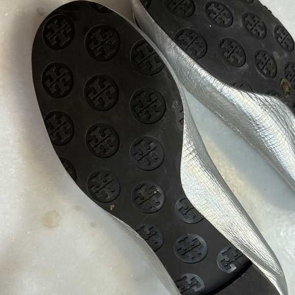 Tory Burch Ballerina shoe in silver with silver T - Picture 5 of 6